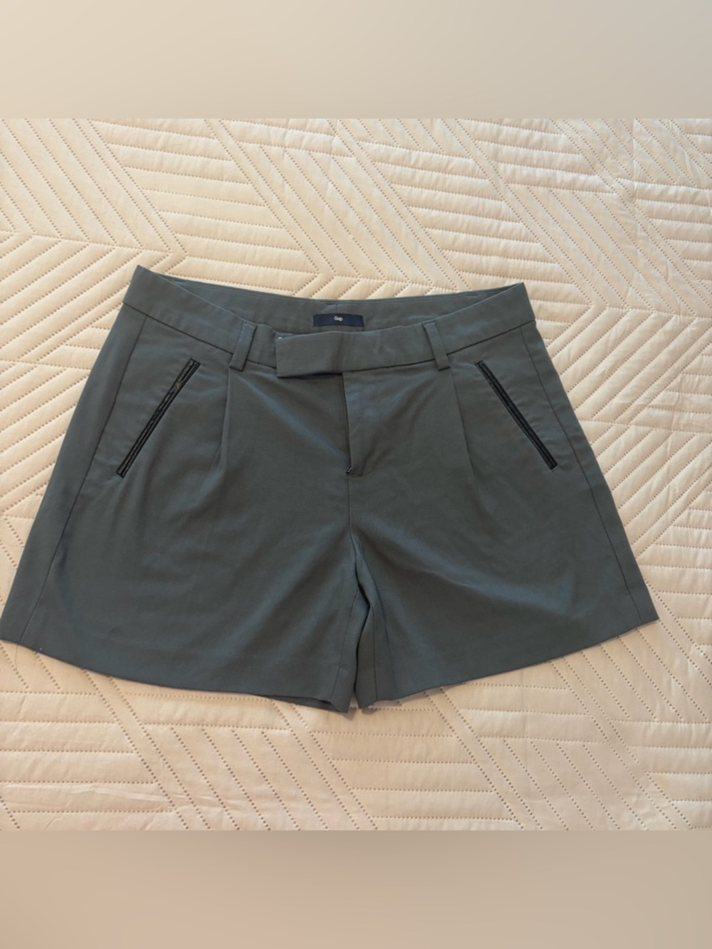 Gap Classic Olive Women’s Tailored Shorts
Size 2
Small flaw pocket- see photo